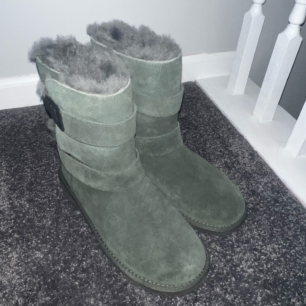 New!! Women's UGG Bailey Graphic Logo Boot (Size 9)